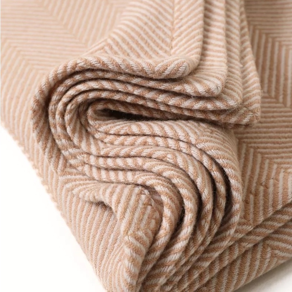 100% Wool Tan and Ivory Soft Herringbone Throw Blanket 53"x69" - Picture 4 of 13